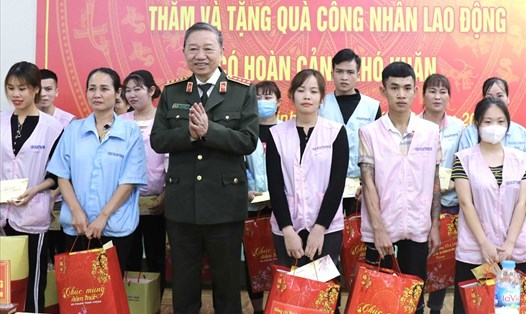 Đại tướng Tô Lâm - Ủy viên Bộ Chính trị, Bộ trưởng Bộ Công an - thăm hỏi, tặng quà công nhân có hoàn cảnh khó khăn. Ảnh: Hải Nguyễn