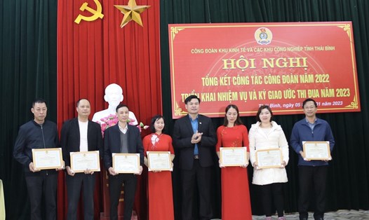 Chủ tịch Công đoàn khu kinh tế và các khu công nghiệp tỉnh Thái Bình - Trần Đức Hiền trao khen thưởng cho các cá nhân. Ảnh: Bá Mạnh