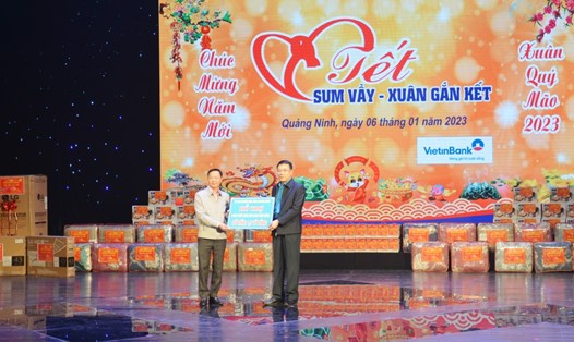 Ông Lê Văn Ánh, Phó Chủ tịch HĐND tỉnh Quảng Ninh (bên trái) trao kinh phí hỗ trợ, chăm lo Tết cho CNLĐ. Ảnh: Cao Quỳnh