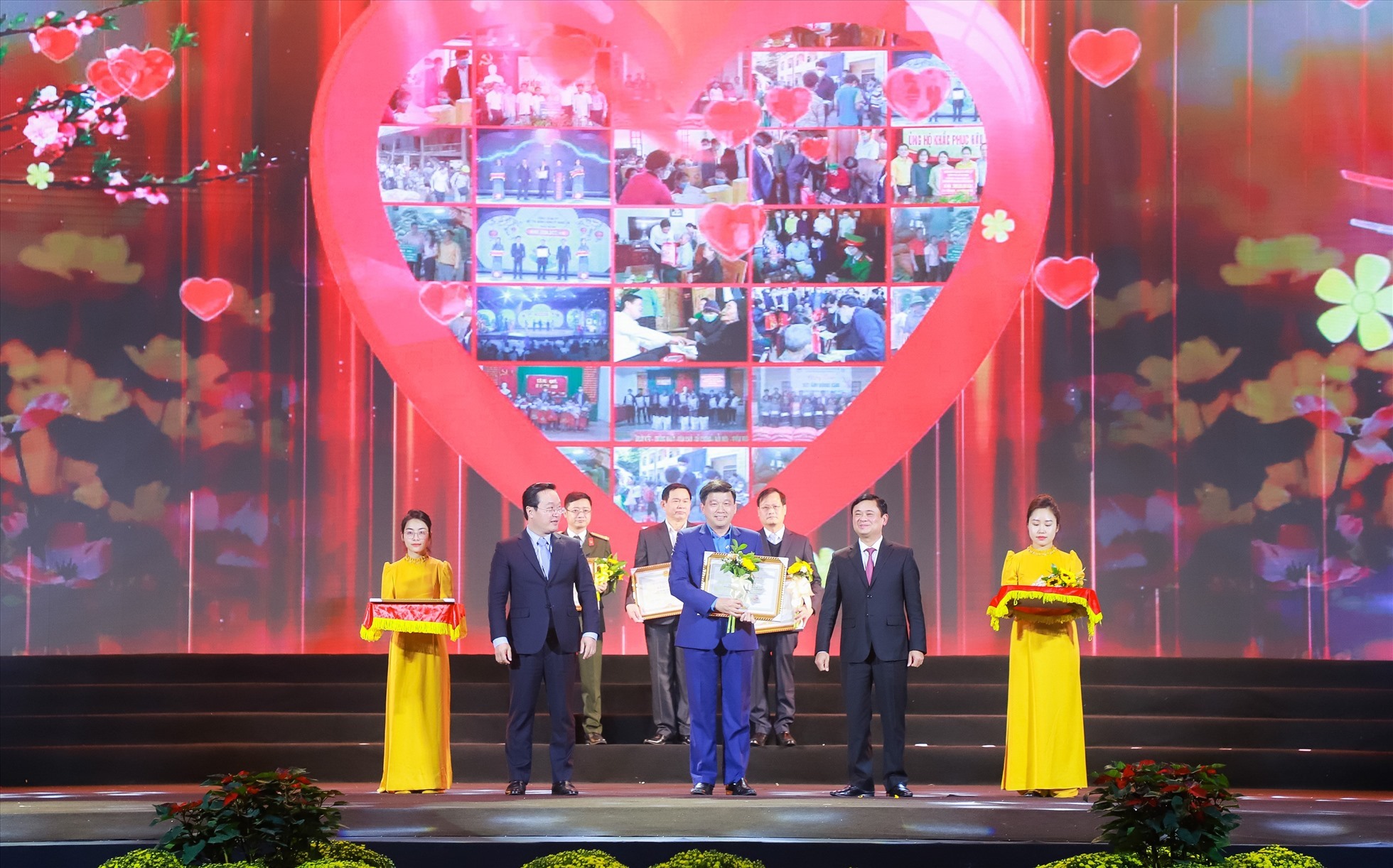 Ông Kha Văn Tám - Chủ tịch LĐLĐ tỉnh Nghệ An, đại diện LĐLĐ tỉnh nhận Bằng khen của UBND tỉnh biểu dương những đóng góp cho Chương trình "Tết vì người nghèo xuân Quý Mão 2023". Ảnh: Thanh Tùng