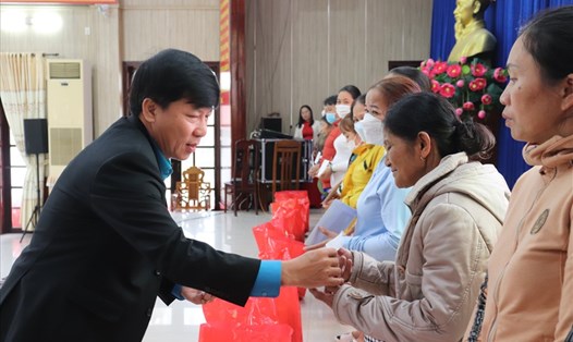 LĐLĐ thị xã Điện Bàn (Quảng Nam) trao quà cho người lao động có hoàn cảnh khó khăn. Ảnh: Nguyễn Linh