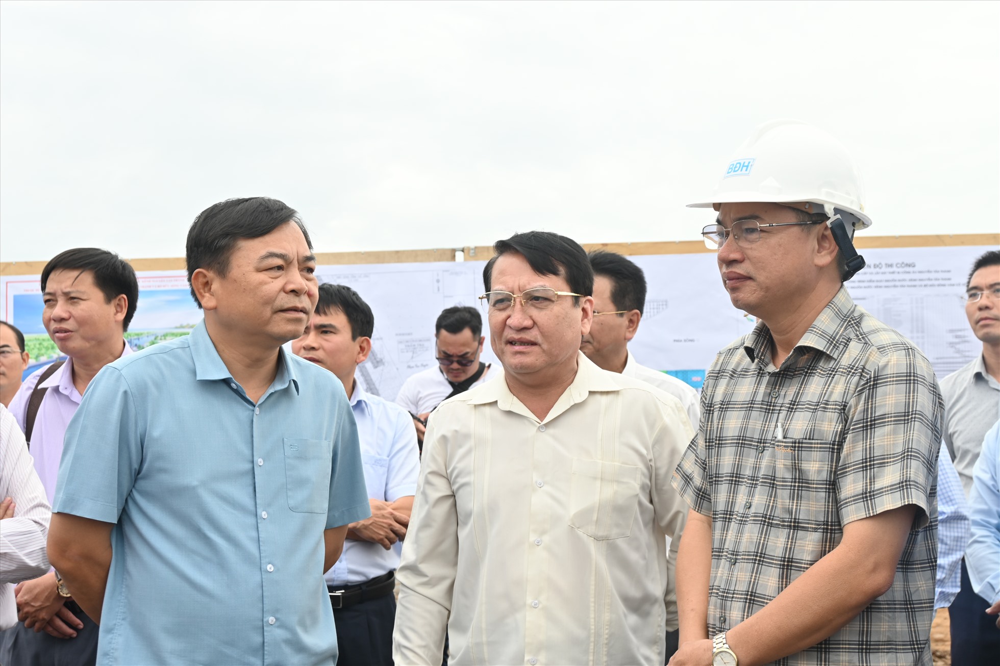 Đoàn công tác và lãnh đạo UBND tỉnh Tiền Giang kiểm tra tiến độ thi công dự án cống âu Nguyễn Tấn Thành. Ảnh: Thành Nhân