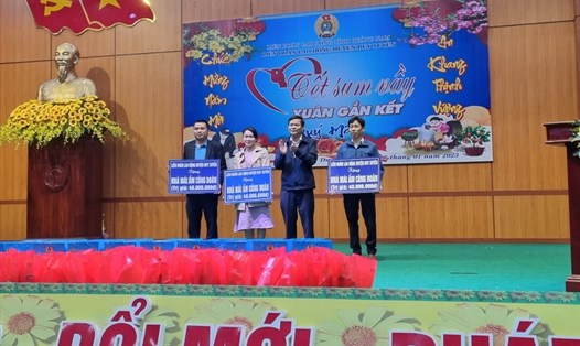 Liên đoàn Lao động huyện Duy Xuyên, tỉnh Quảng Nam trao quà hỗ trợ cho công nhân lao động có hoàn cảnh khó khăn. Ảnh: Nguyễn Linh