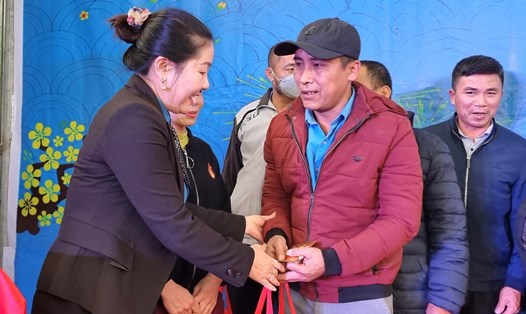 Phó Chủ tịch LĐLĐ tỉnh Nghệ An Nguyễn Thị Thu Nhi trao quà cho công nhân Công ty CP Giấy Sông Lam trong Tết sum vầy 2023. Ảnh: Quang Đại