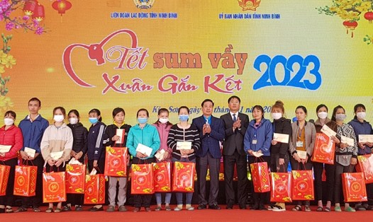 Đại diện lãnh đạo UBND tỉnh và LĐLĐ tỉnh Ninh Bình tặng quà cho công nhân lao động tại Chương trình "Tết sum vầy". Ảnh: Nguyễn Trường