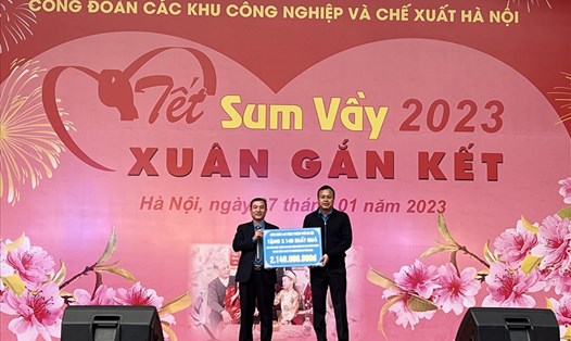 Chủ tịch Liên đoàn Lao động Thành phố Hà Nội Phạm Quang Thanh (bên phải) trao hỗ trợ tại Tết sum vầy. Ảnh: Linh Nguyên