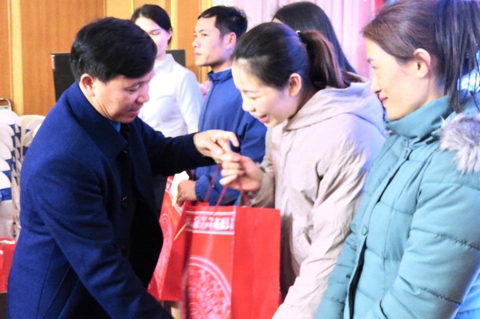 Ông Nguyễn Văn Danh - Chủ tịch Liên đoàn Lao động tỉnh Hà Tĩnh trao quà cho đoàn viên Công đoàn Viên chức Hà Tĩnh. Ảnh: CĐ