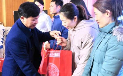 Ông Nguyễn Văn Danh - Chủ tịch Liên đoàn Lao động tỉnh Hà Tĩnh trao quà cho đoàn viên Công đoàn Viên chức Hà Tĩnh. Ảnh: CĐ