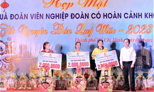 Ông Nguyễn Văn Hiếu (bìa phải) - Phó Bí thư Thành ủy TPHCM - tặng quà cho đại diện các Ban chấp hành nghiệp đoàn. Ảnh: Đức Long