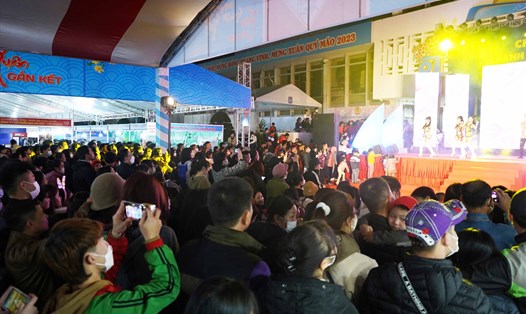 Hàng nghìn công nhân, lao động Hải Phòng tham gia đêm liên hoan văn nghệ. Ảnh: T.Hà