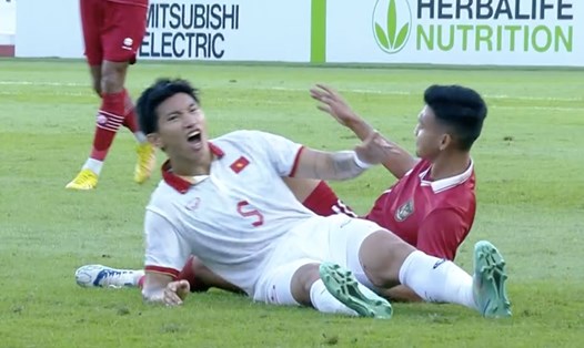Văn Hậu tiếp tục gây tranh cãi với pha phạm lỗi trong trận bán kết lượt đi với Indonesia. Ảnh chụp màn hình