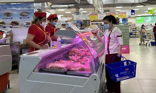 Nhiều siêu thị giảm giá thịt heo dịp cuối năm. Ảnh: Ngọc Lê