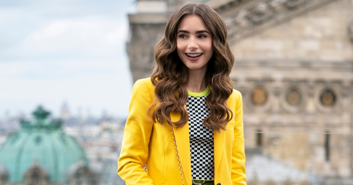 Lily Collins gây chú ý với phong cách thời trang trong phim "Emily in Paris 3'. Ảnh: Xinhua