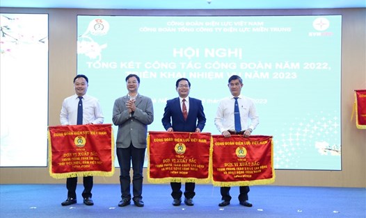 Ông Lương Bá Thanh - Phó Chủ tịch Công đoàn Điện lực Việt Nam (thứ 2 từ trái sang) trao Cờ thi đua của Công đoàn Điện lực Việt Nam cho các tập thể của Công đoàn EVNCPC. Ảnh: Xuân Thái