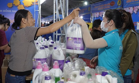 Đoàn viên người lao động tham gia mua sắm tại chương trình Chợ Tết công đoàn. Ảnh: Hà Anh Chiến