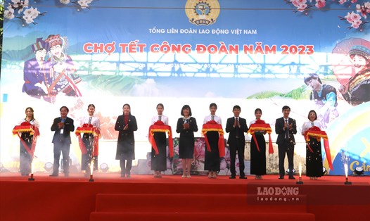 Cắt băng khánh thành Chợ Tết công đoàn năm 2023 tại huyện Phù Yên, tỉnh Sơn La. Ảnh: Khánh Linh