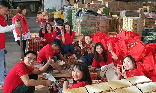 Nhân viên SABECO tham gia đóng gói quà Tết để trao cho công nhân tại Nghệ An ngày 7.1.2023. Nguồn: Sabeco