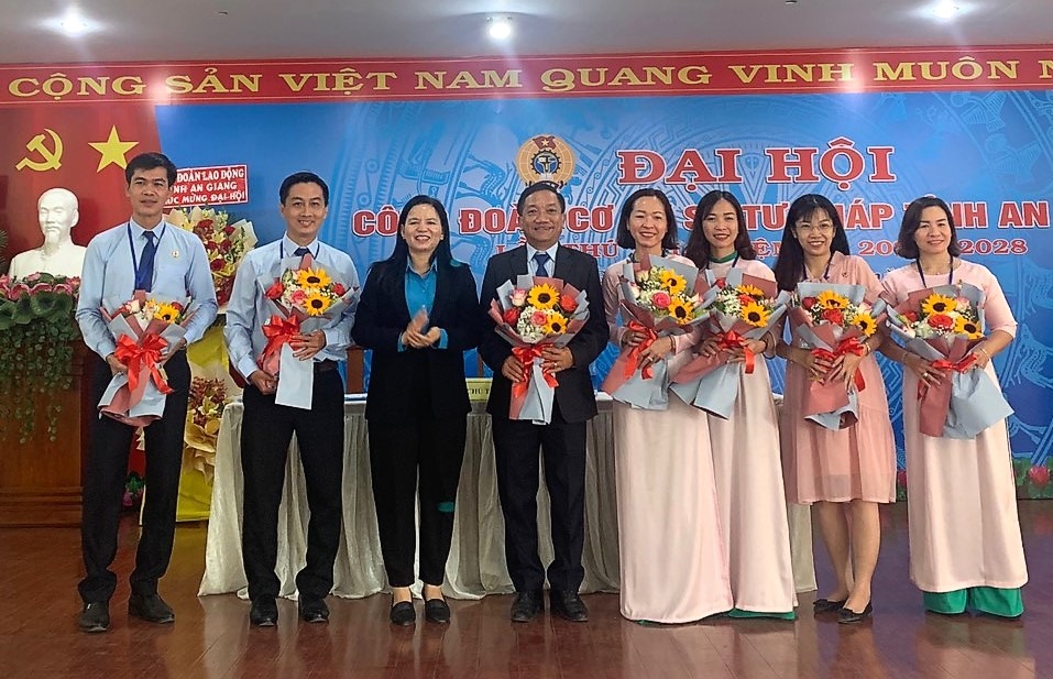 Phó Chủ tịch Thường trực LĐLĐ tỉnh An Giang Phan Thị Diễm tặng hoa chúc mừng Ban Chấp hành mới. Ảnh: Cẩm Tú