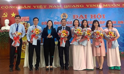 Phó Chủ tịch Thường trực LĐLĐ tỉnh An Giang Phan Thị Diễm tặng hoa chúc mừng Ban Chấp hành mới. Ảnh: Cẩm Tú