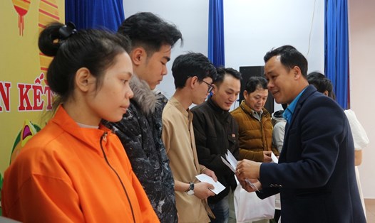 Ông Nguyễn Thanh Tuấn, Chủ tịch LĐLĐ TP.Đà Lạt (Lâm Đồng) trao quà Tết cho đoàn viên, người lao động có hoàn cảnh khó khăn. Ảnh Diệp Quỳnh