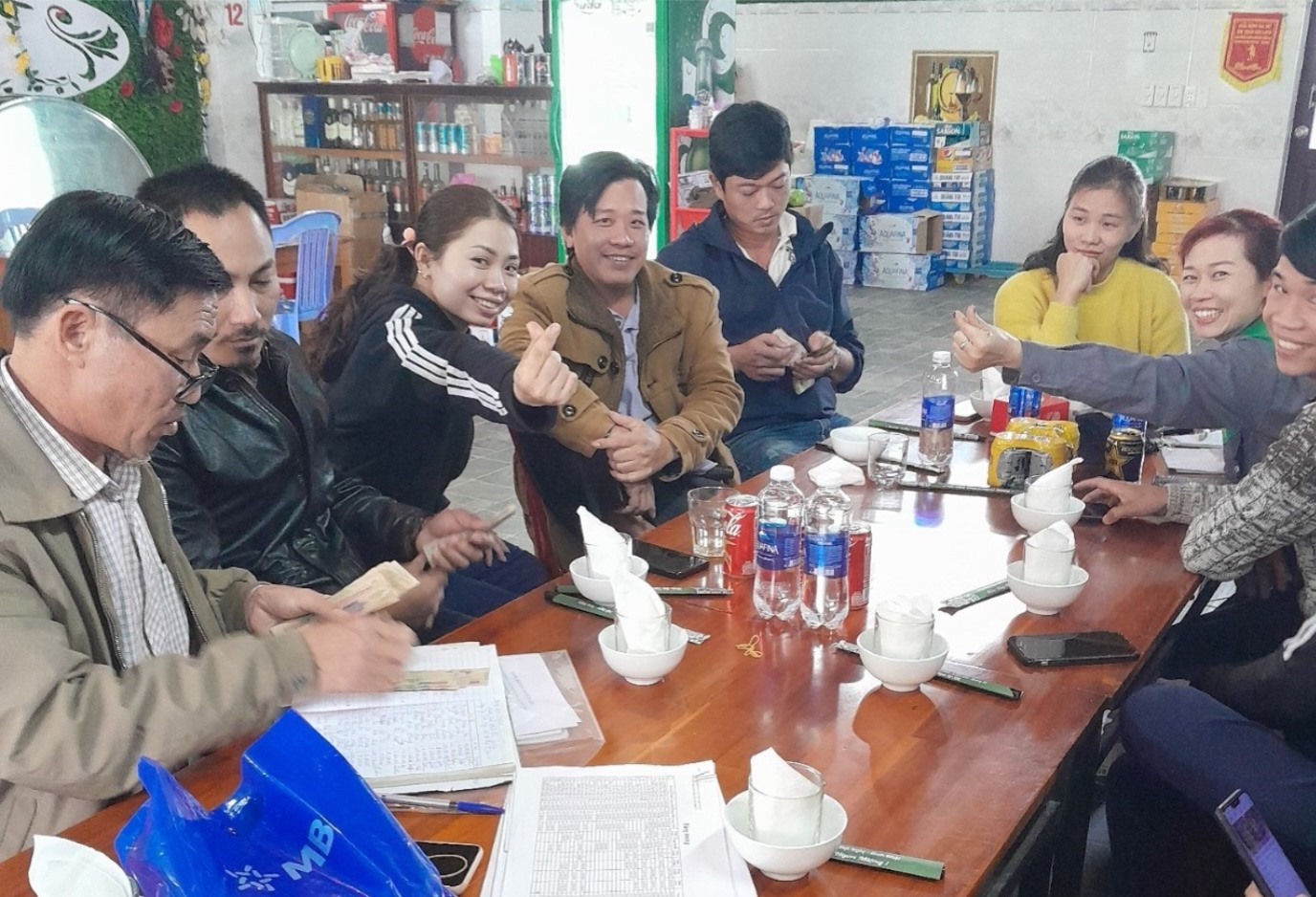 Người lao động vui mừng khi được trả lương sau 3 năm bị nợ. Ảnh: Hưng Thơ.