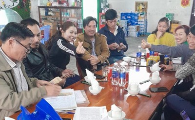 Người lao động vui mừng khi được trả lương sau 3 năm bị nợ. Ảnh: Hưng Thơ.