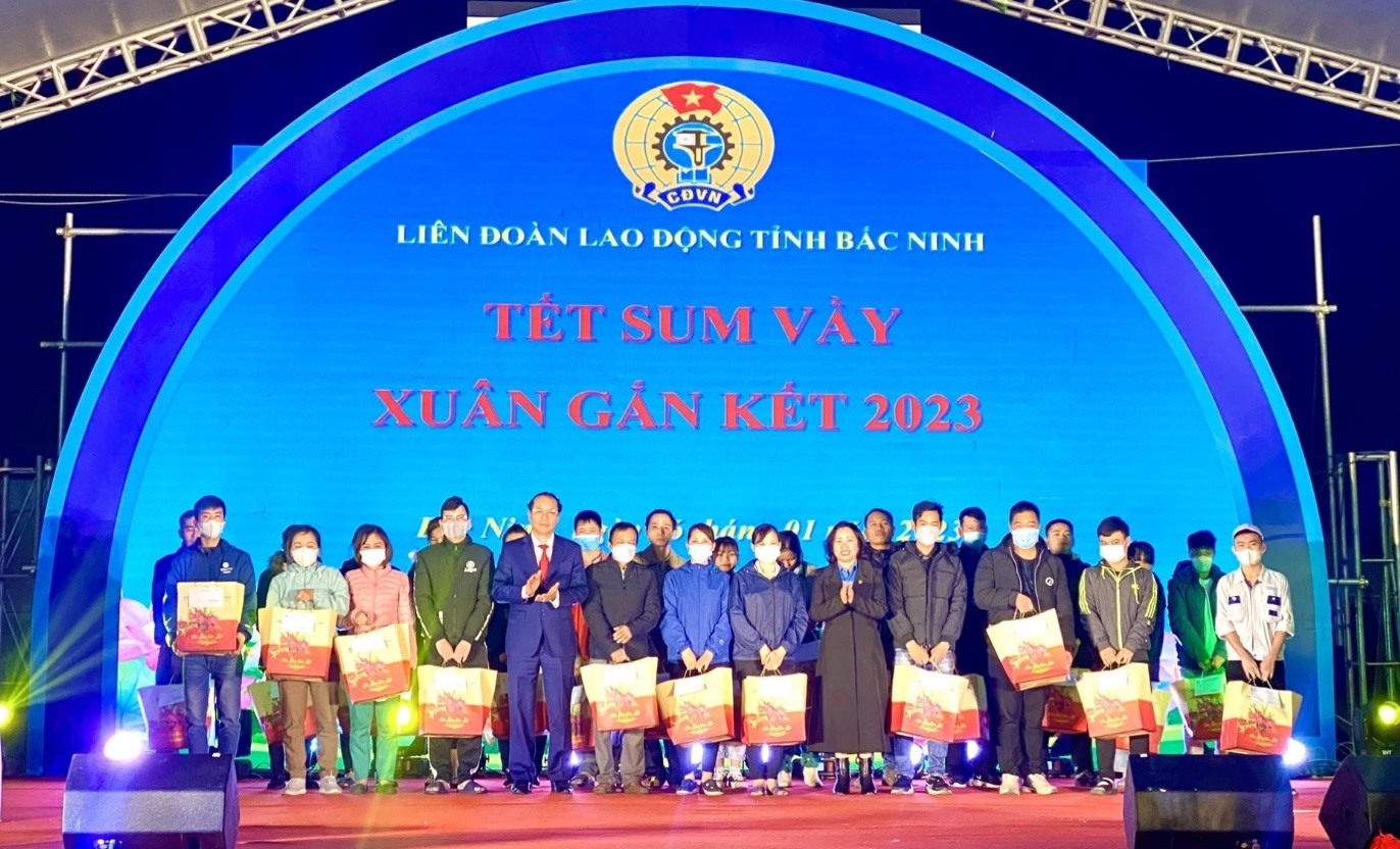 Phó Chủ tịch Tổng Liên đoàn Lao động Việt Nam Thái Thu Xương và lãnh đạo tỉnh Bắc Ninh trao quà Tết tới công nhân lao động có hoàn cảnh khó khăn. Ảnh: Nguyễn Hoàng