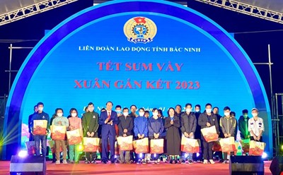 Phó Chủ tịch Tổng Liên đoàn Lao động Việt Nam Thái Thu Xương và lãnh đạo tỉnh Bắc Ninh trao quà Tết tới công nhân lao động có hoàn cảnh khó khăn. Ảnh: Nguyễn Hoàng