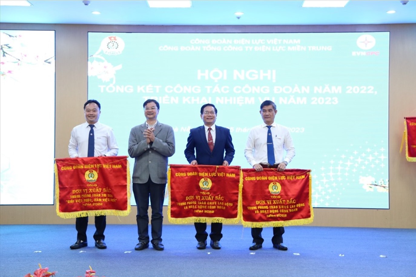 Ông Lương Bá Thanh - Phó Chủ tịch Công đoàn Điện lực Việt Nam (thứ 2 từ trái sang) - trao Cờ thi đua của Công đoàn Điện lực Việt Nam cho các tập thể của Công đoàn EVNCPC. Ảnh: Xuân Thái