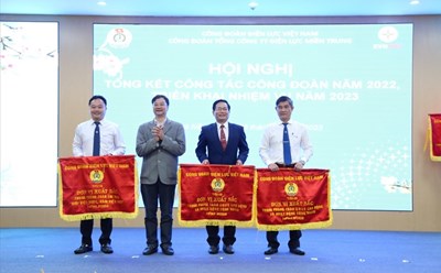 Ông Lương Bá Thanh - Phó Chủ tịch Công đoàn Điện lực Việt Nam (thứ 2 từ trái sang) - trao Cờ thi đua của Công đoàn Điện lực Việt Nam cho các tập thể của Công đoàn EVNCPC. Ảnh: Xuân Thái