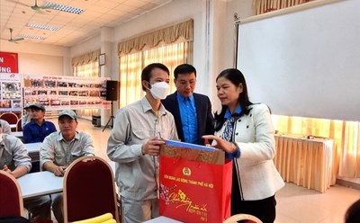 Phó Chủ tịch Thường trực Liên đoàn Lao động Thành phố Hà Nội Đặng Thị Phương Hoa trao hỗ trợ Tết cho công nhân. Ảnh: Ngọc Ánh