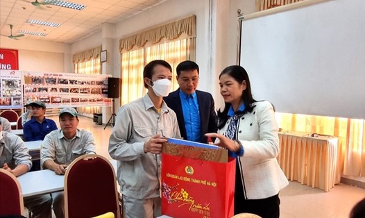 Phó Chủ tịch Thường trực Liên đoàn Lao động Thành phố Hà Nội Đặng Thị Phương Hoa trao hỗ trợ Tết cho công nhân. Ảnh: Ngọc Ánh