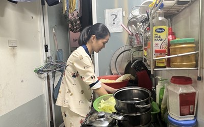 Đồng lương công nhân có hạn, công nhân phải cật lực tăng ca để có lộ phí về quê ăn Tết. Ảnh: Minh Hương.