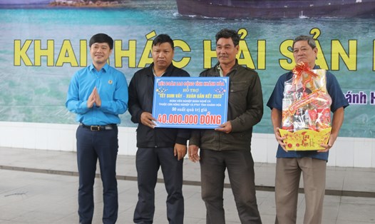 Ông Bùi Hoài Nam- Chủ tịch LĐLĐ Khánh Hòa tặng quà Tết cho đoàn viên 3 nghiệp đoàn nghề cá, động viên ngư dân vươn khơi đầu năm. Ảnh: Phương Linh