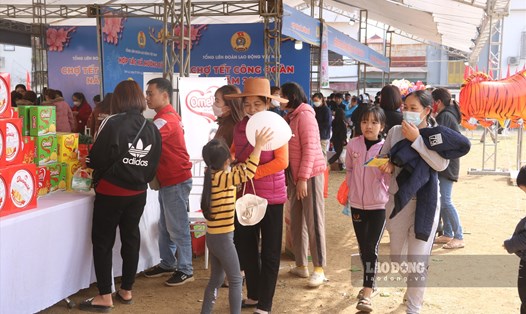 Người lao động háo hức mua sắm tại Chợ Tết Công đoàn. Ảnh: Khánh Linh