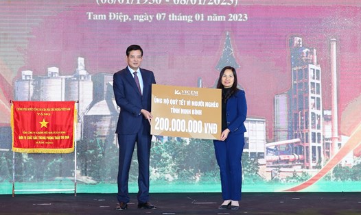 Tổng Công ty ximăng Việt Nam - Vicem đã ủng hộ 200 triệu đồng để chăm lo Tết cho người nghèo trên địa bàn tỉnh Ninh Bình. Ảnh: Nguyễn Trường
