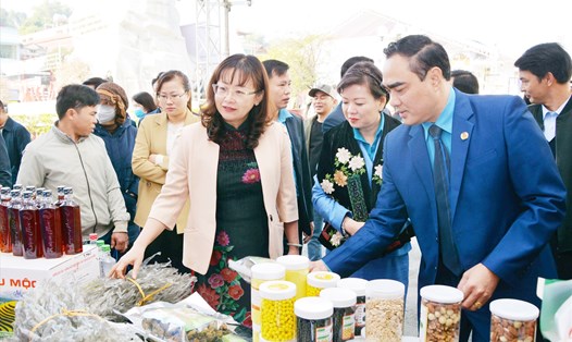 Hơn 3.000 đoàn viên, lao động tại Lào Cai tham dự Chương trình “Chợ Tết Công đoàn” năm 2023. Ảnh: Văn Đức