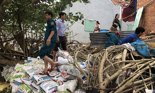 Lực lượng chức năng đang hỗ trợ người dân đắp cát be bờ hạn chế thiệt hại. Ảnh: Nguyễn Linh