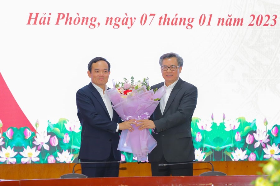 Phó Trưởng Ban Tổ chức Trung ương Nguyễn Quang Dương tặng hoa chúc mừng Phó Thủ tướng Chính phủ Trần Lưu Quang (trái). Ảnh: Đàm Thanh