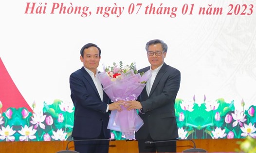 Phó Trưởng Ban Tổ chức Trung ương Nguyễn Quang Dương tặng hoa chúc mừng Phó Thủ tướng Chính phủ Trần Lưu Quang (trái). Ảnh: Đàm Thanh