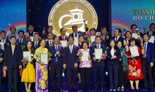 Chủ tịch UBND TPHCM Phan Văn Mãi và Bộ trưởng Bộ Công Thương Nguyễn Hồng Diên (thứ 3 và thứ 4 từ trái sang) cùng đại diện các doanh nghiệp đạt giải tại sự kiện, Ảnh: DN cung cấp