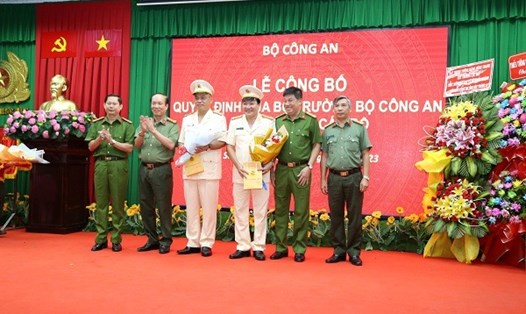 Hai đại tá Bùi Quốc Khánh và Lâm Thành Sol (áo trắng, từ trái qua) được bổ nhiệm các chức vụ mới. Ảnh: Công an tỉnh Sóc Trăng