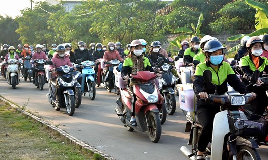 Công nhân Nhà máy Tân Đệ 5 chở quà Tết của công ty về nhà sau giờ làm buổi chiều. Ảnh: Trung Du