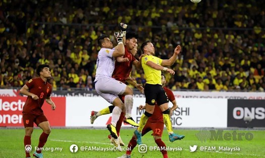 Cầu thủ Malaysia không hề phạm lỗi với trung vệ Thái Lan ở tình huống đưa bóng vào lưới đối phương ở phút 58. Ảnh: FAM