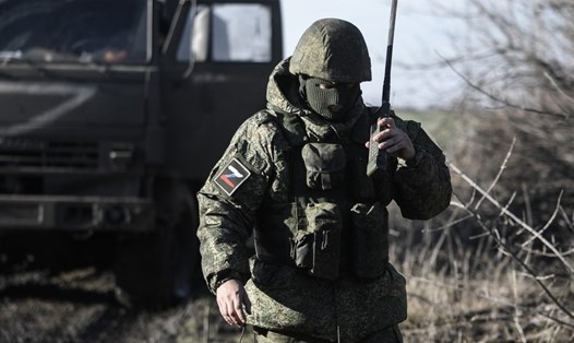 Một quân nhân Nga nói chuyện qua bộ đàm gần hệ thống tên lửa phóng loạt BM-21 Grad. Ảnh: Bộ Quốc phòng Nga/Sputnik