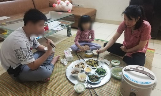 Chị Xoan và 2 con trong một bữa cơm gia đình. Ảnh: Nguyễn Thăng