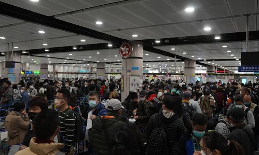 Hành khách tại ga Lạc Mã Châu, Hong Kong (Trung Quốc) sáng 8.1. Ảnh: SCMP