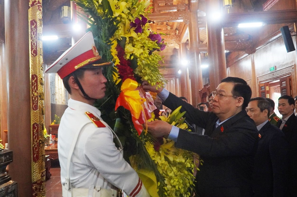 Chủ tịch Quốc hội Vương Đình Huệ dâng hoa viếng Bác Hồ và các anh hùng liệt sĩ. Ảnh: CTV