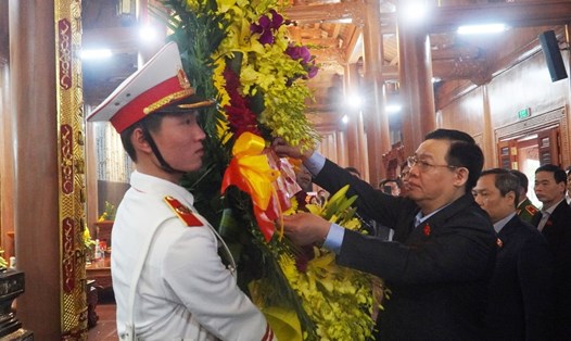 Chủ tịch Quốc hội Vương Đình Huệ dâng hoa viếng Bác Hồ và các anh hùng liệt sĩ. Ảnh: CTV
