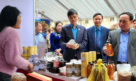 Phó Chủ tịch Tổng LĐLĐVN Ngọ Duy Hiểu thăm các gian hàng phục vụ người lao động tại chương trình "Tết Sum vầy - Xuân gắn kết 2023" tại Quảng Bình. Ảnh: LPL